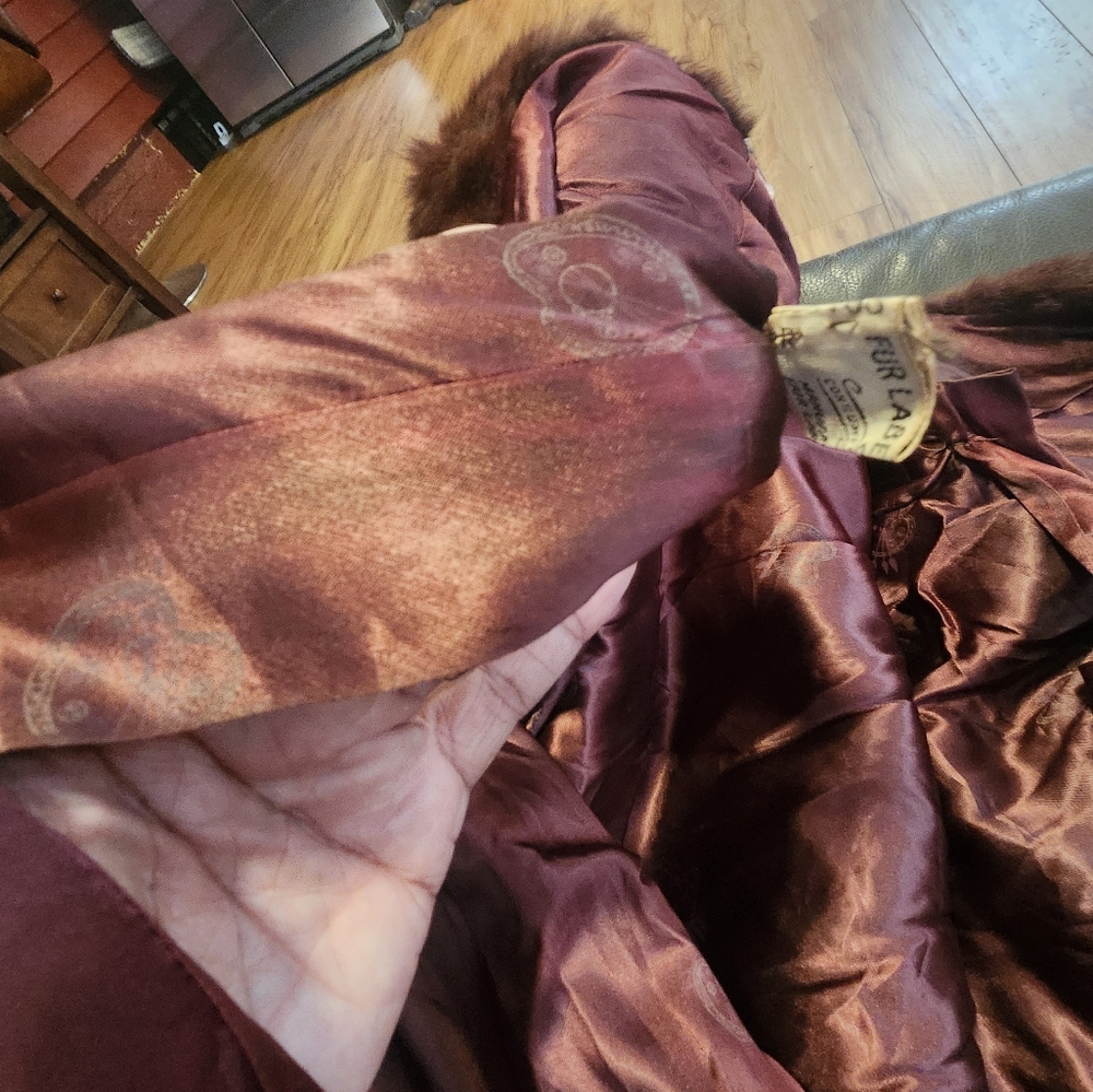 Pre-owned,  but very good condition women's fur shawl. - Picture 7 of 13